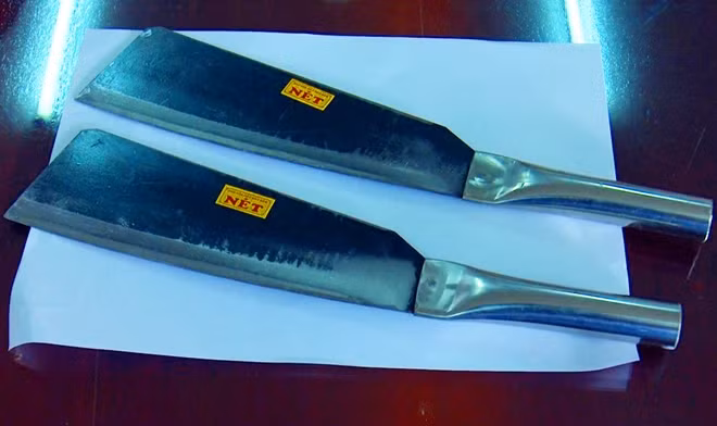 2 con dao các đối tượng mang theo khi thực hiện hành vi phạm tội.