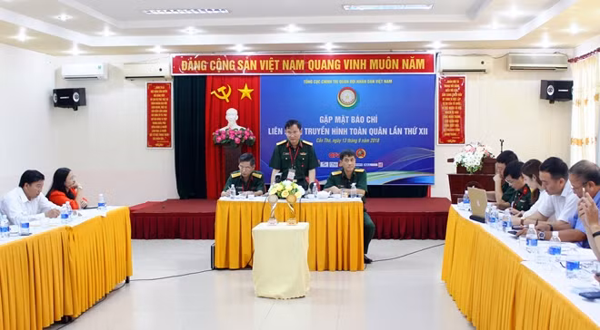 Ban tổ chức Liên hoan Truyền hình toàn quân lần thứ XII cung cấp thông tin tại buổi họp báo.