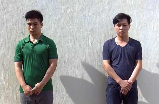 Đàm Văn Cường (áo xanh) và Đỗ Văn Dũng bị bắt tạm giam.