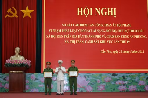 Cảnh sát khu vực kiểm soát chặt chẽ người từ vùng dịch trở về ảnh 2
