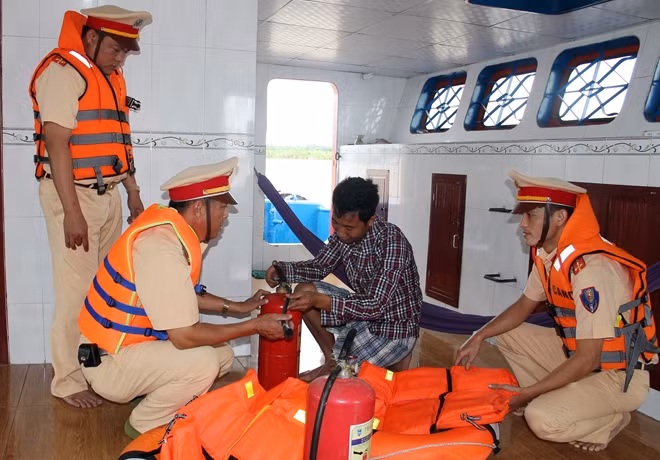 Lực lượng chức năng tỉnh An Giang kiểm tra các phương tiện trước cao điểm nghỉ tết dương lịch.