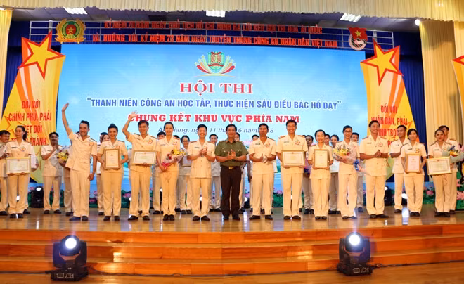 Thiếu tướng Nguyễn Đức Minh Cục trưởng Cục Công tác Đảng và Công tác quần chúng (X16) Bộ Công an trao giải Nhất cho các đơn vị.