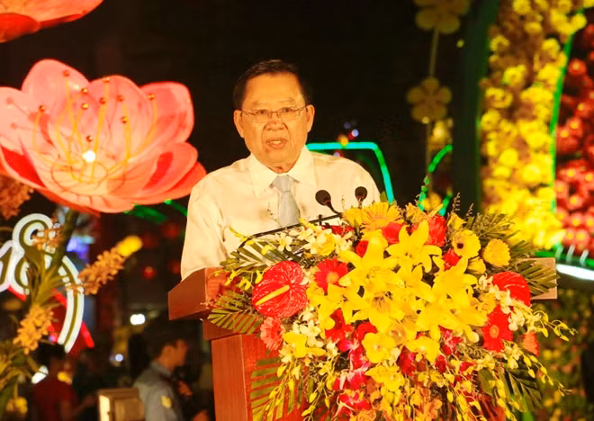 Ông Trần Việt Phường, Giám đốc Sở Văn hóa Thể Thao và Du lịch TP Cần Thơ phát biểu khai mạc đường hoa.