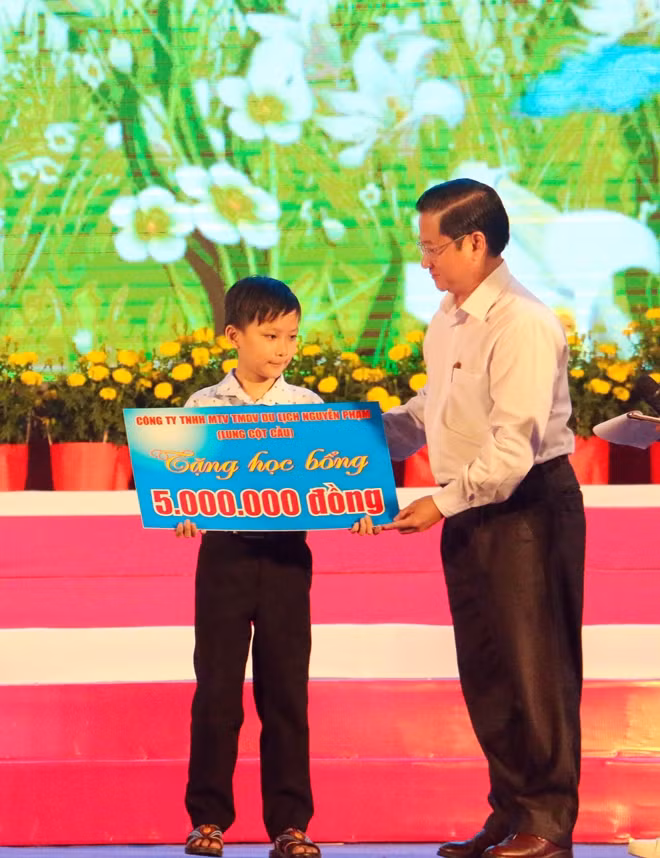 Ông Trần Việt Trường, Trưởng Ban tuyên giáo Thành ủy Cần Thơ trao tặng học bổng cho học sinh khó khăn học giỏi trên địa bàn.