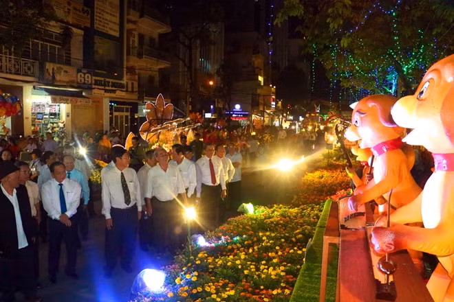 Lãnh đạo TP Cần Thơ tham quan đường hoa.