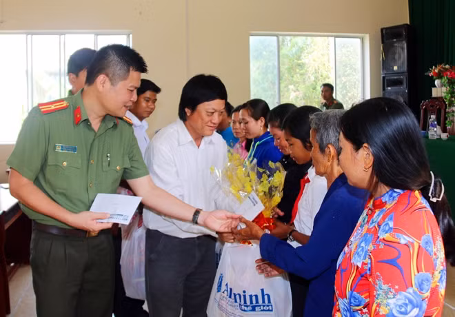 Thiếu tá Nguyễn Văn Bình trao tặng quà cho bà con khó khăn, gia đình chính sách trên địa bàn huyện Long Mỹ.