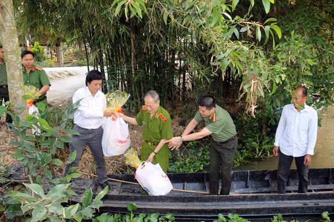 Do điều kiện đi lại của vùng nông thôn còn hạn chế, nên các phần quà được vận chuyển đến bà con bằng tắc ráng (phương tiện đi lại vùng sông nước).