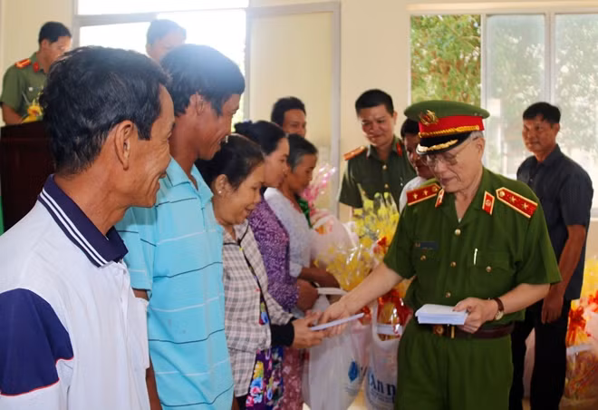 Trung tướng Nguyễn Xuân Xinh thăm hỏi, chúc tết và tặng quà cho bà con ở xã Lương Tâm.