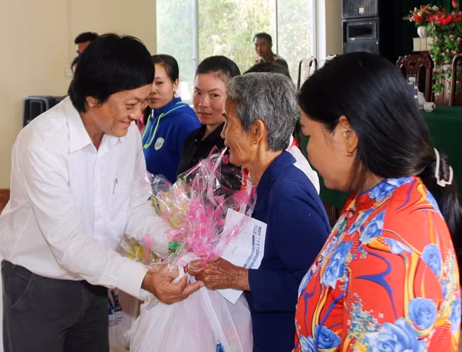 Ông Lưu Quốc Cường trao quà cho bà con nghèo.