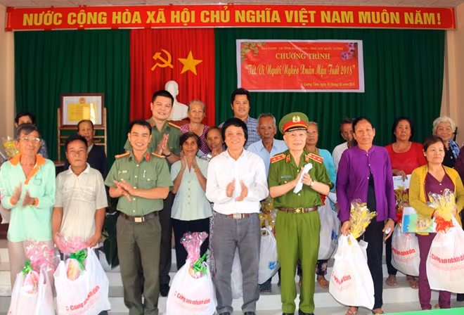 Đại diện Báo CAND, Trung tướng Nguyễn Xuân Xinh, Công an tỉnh Hậu Giang, Nhà tài trợ trao quà cho bà con nghèo trên địa bàn huyện Long Mỹ.