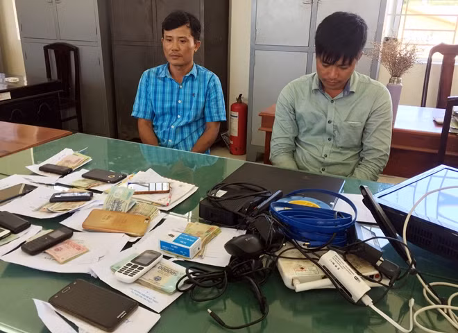Các đối tượng và tang vật.