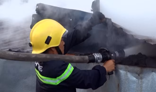 Mặc dù thời điểm đám cháy xảy ra là rạng sáng, nhưng tại quán vẫn còn một số phòng hoạt động với hơn 20 khách.