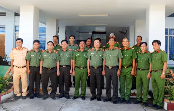 Thứ trưởng Nguyễn Văn Thành cùng Ban Chỉ huy Công an huyện Thoại Sơn.
