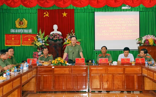 Thứ trưởng Nguyễn Văn Thành phát biểu tại buổi làm việc với Ban Chỉ huy Công an huyện Thoại Sơn.
