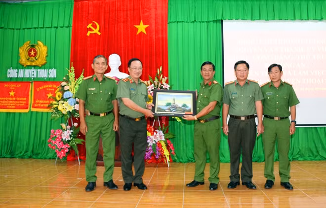 Thứ trưởng Nguyễn Văn Thành tặng quà lưu niệm Công an huyện Thoại Sơn.