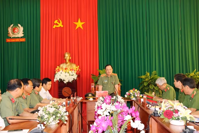 Thứ trưởng Nguyễn Văn Thành phát biểu tại buổi làm việc với Ban Giám thị Trại giam Định Thành.