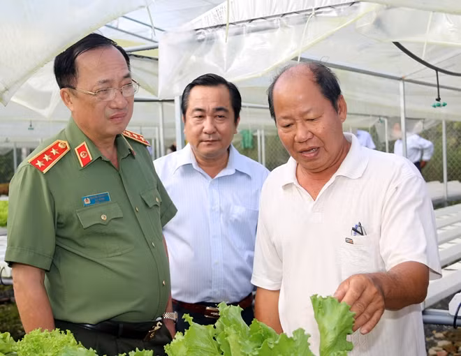 Thứ trưởng Nguyễn Văn Thành cùng đoàn công tác tham quan tại vườn rau thủy canh - mô hình phát triển kinh tế nông thôn.