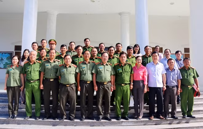 Thứ trưởng Nguyễn Văn Thành cùng đoàn công tác và CBCS Trại giam Định Thành.