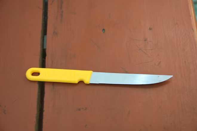 Đối tượng Hoàng và hung khí dùng để dọa cướp nạn nhân.