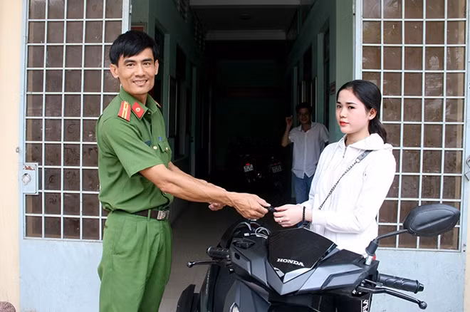 Lực lượng Công an trao trả xe máy lại cho nạn nhân.