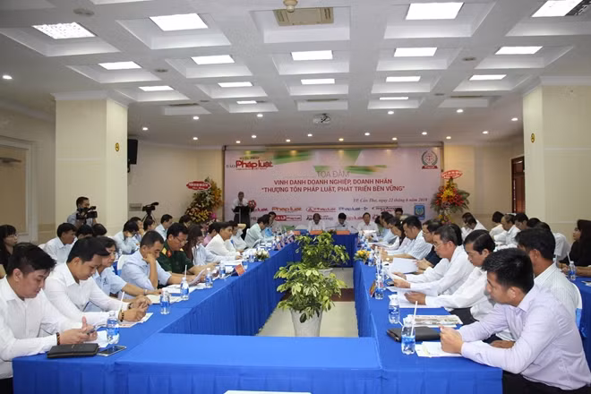 Các đại biểu tham luận, trao đổi tại buổi Tọa đàm.