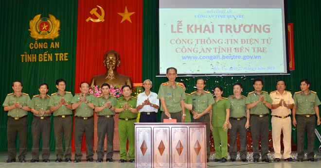 Thiếu tướng Nguyễn Văn Hoàng, Giám đốc Công an tỉnh Bến Tre ấn nút khai trương Cổng thông tin điện tử Công an tỉnh.