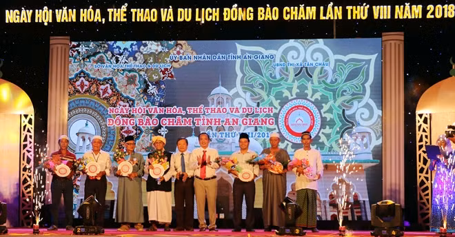 Ban Tổ chức tặng hoa, cờ lưu niệm cho các đội tham gia Ngày hội.