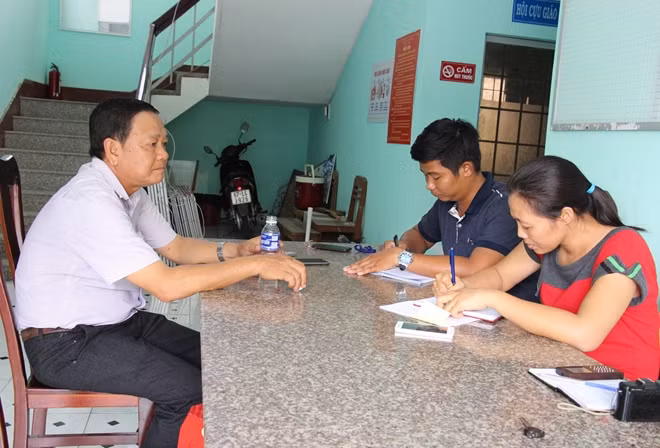 Ông Huỳnh Minh Tâm (áo trắng) trả lời báo chí một số vấn đề liên quan đến búc xúc của dư luận về công tác giáo dục địa phương.