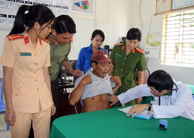 Hơn 300 người dân tại xã Thới Hưng được thăm, khám, phát thuốc miễn phí.