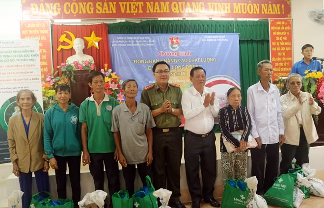 Những phần quà ý nghĩa được trao đến tay bà con có hoàn cảnh khó khăn.