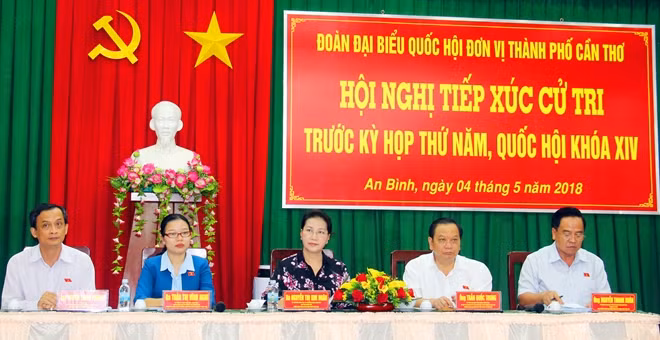 Chủ tịch QH và Đoàn Đại biểu QH TP Cần Thơ lắng nghe ý kiến cử tri.