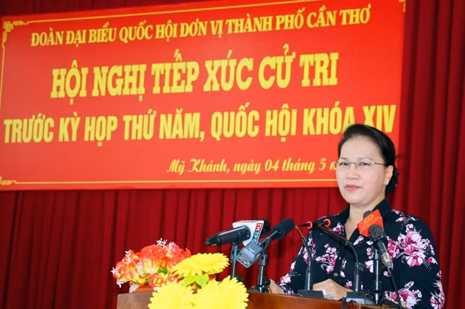 Chủ tịch QH Nguyễn Thị Kim Ngân phát biểu tại buổi tiếp xúc cử tri tại xã Mỹ Khánh (huyện Phong Điền).