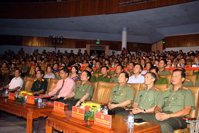 Đại biểu tham dự khai mạc.