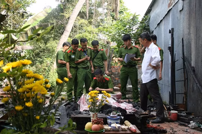 Lực lượng chức năng khám nghiệm hiện trường, khám nghiệm tử thi.