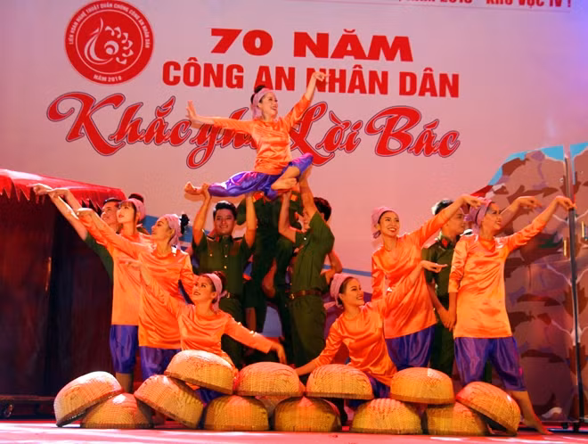 Dân dã mùa gặt được tái hiện trên sân khấu của Liên hoan.