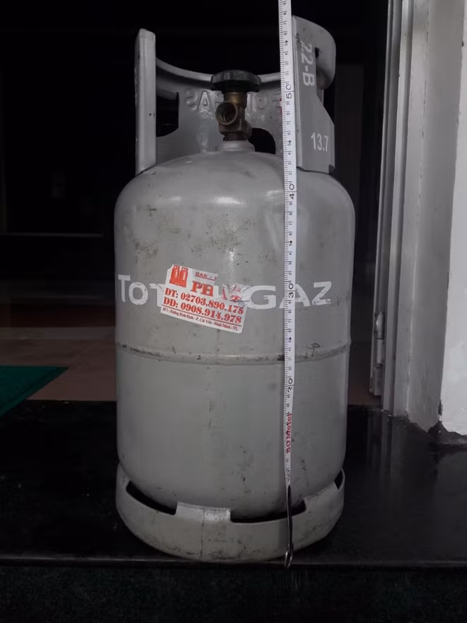 Bình gas mà đối tượng Minh ôm lao vào Trung tâm VTV tại Cần Thơ.