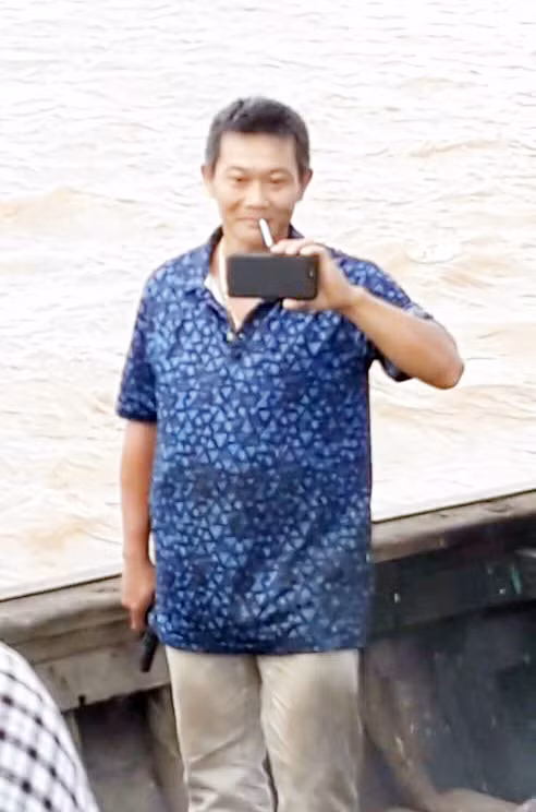 Hình ảnh ghi lại việc ông Thắng cầm súng. (ảnh cắt từ clip)