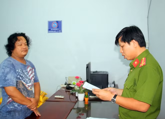 Cơ quan chức năng tống đạt quyết định bắt tạm giam đối với Đoàn Khánh Vinh Quang.