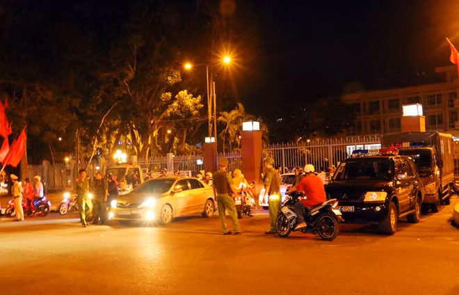 Công an TP Cần Thơ triển khai lực lượng đảm bảo ANTT, ATGT sau trận đấu của đội tuyển Olympic Việt Nam.