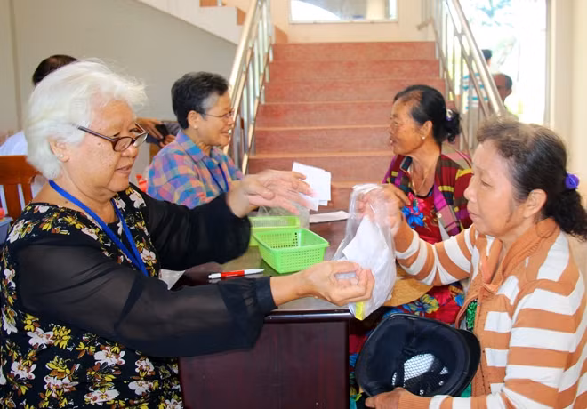 500 suất cấp phát thuốc cho người dân xã Thới Hưng.