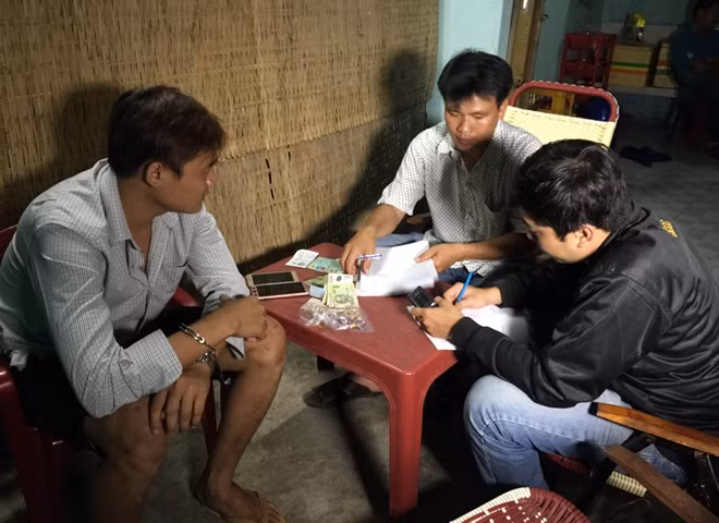 Lực lượng chức năng làm việc với các đối tượng.