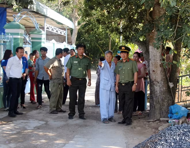 Niềm vui của CBCS Công an TP Cần Thơ và bà con khi khởi công tuyến đường.