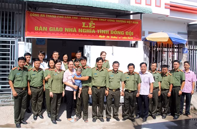 Lãnh đạo Công an TP Cần Thơ bàn giao nhà nghĩa tình đồng đội cho Đại úy Đặng Quang Phùng.