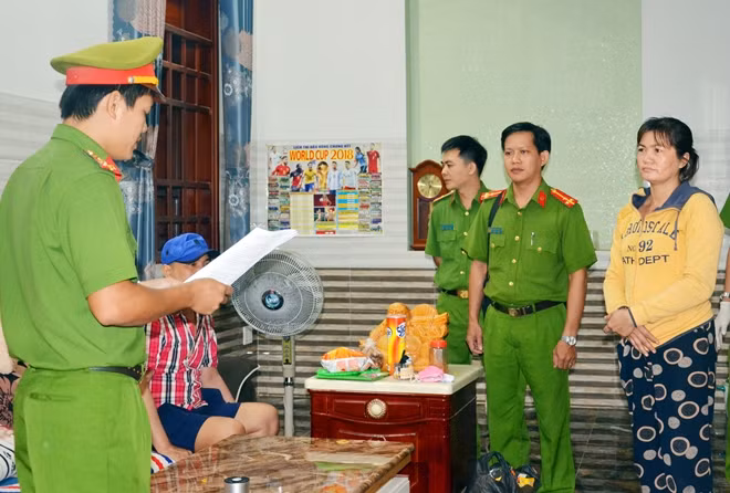 Cơ quan chức năng thi hành lệnh khám xét nhà và bắt tạm giam đối với chủ hụi Nguyễn Thị Kim Thoa.