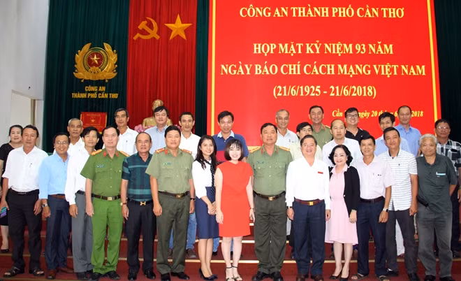 Ban Giám đốc Công an TP Cần Thơ cùng các Phóng viên thường trú tại Cần Thơ.