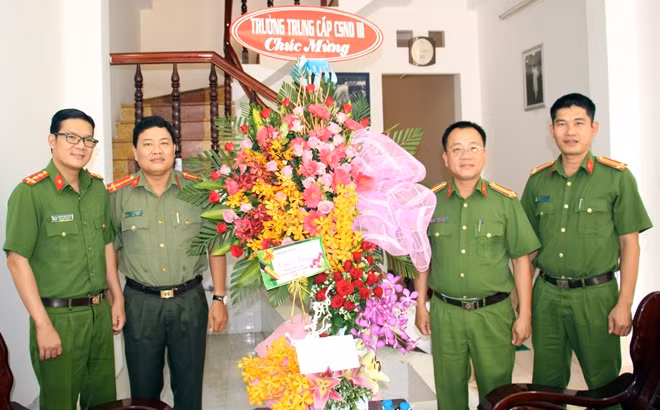 Đại diện Báo CAND - Văn phòng thường trú tại ĐBSCL chụp hình lưu niệm cùng đại diện trường Trung cấp CSND III.