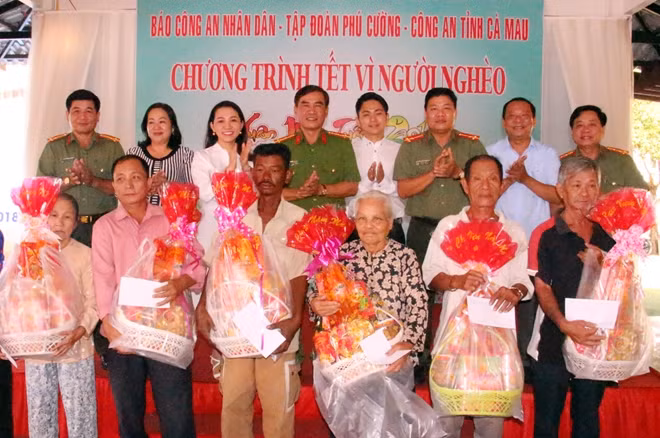 Đại diện Báo CAND, Công an tỉnh Cà Mau, Tập đoàn Phú Cường và chính quyền địa phương cùng chúc Tết và trao tận tay 200 phần quà đến tay bà con khó khăn trên địa bàn.
