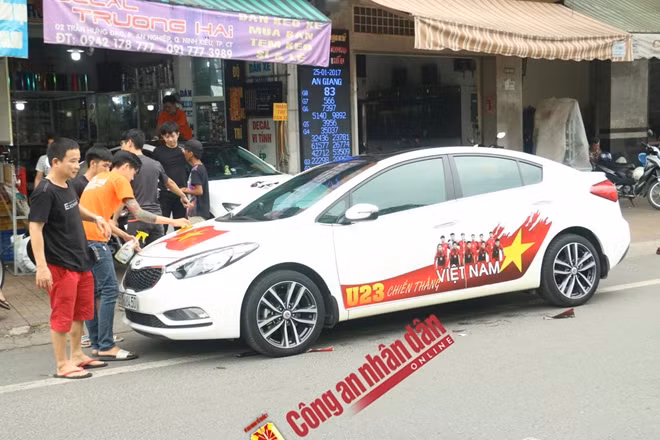 Nhiều nhà xe tại Cần Thơ cũng đã dán decal xe với các khẩu hiệu "Việt Nam vộ địch", "Việt Nam cố lên",... để chuẩn bị đồng hành cùng người hâm mộ cổ vũ cho U 23 Việt Nam.