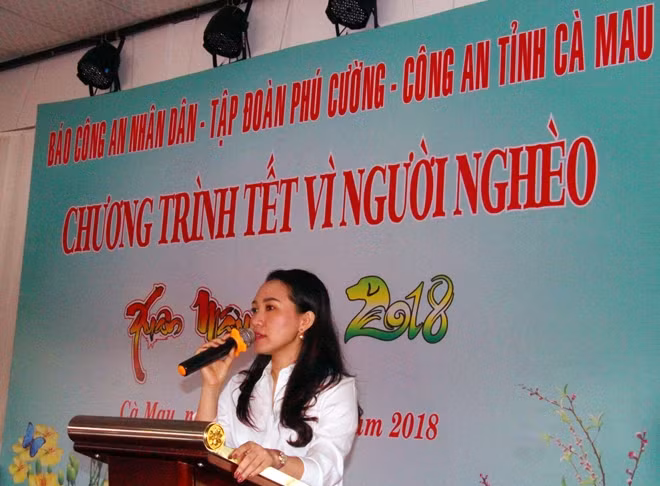 Bà Nguyễn Thị Ngọc Mai, Chủ tịch HĐQT Công ty Du lịch Minh Hải (Tập đoàn Phú Cường) thăm hỏi, chúc Tết người dân tại phường 4, 5 (TP Cà Mau).