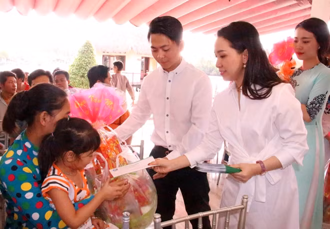 Bà Nguyễn Thị Ngọc Mai, Chủ tịch HĐQT Công ty Du lịch Minh Hải (Tập đoàn Phú Cường) chúc Tết, trao quà cho các hộ gia đình khó khăn.